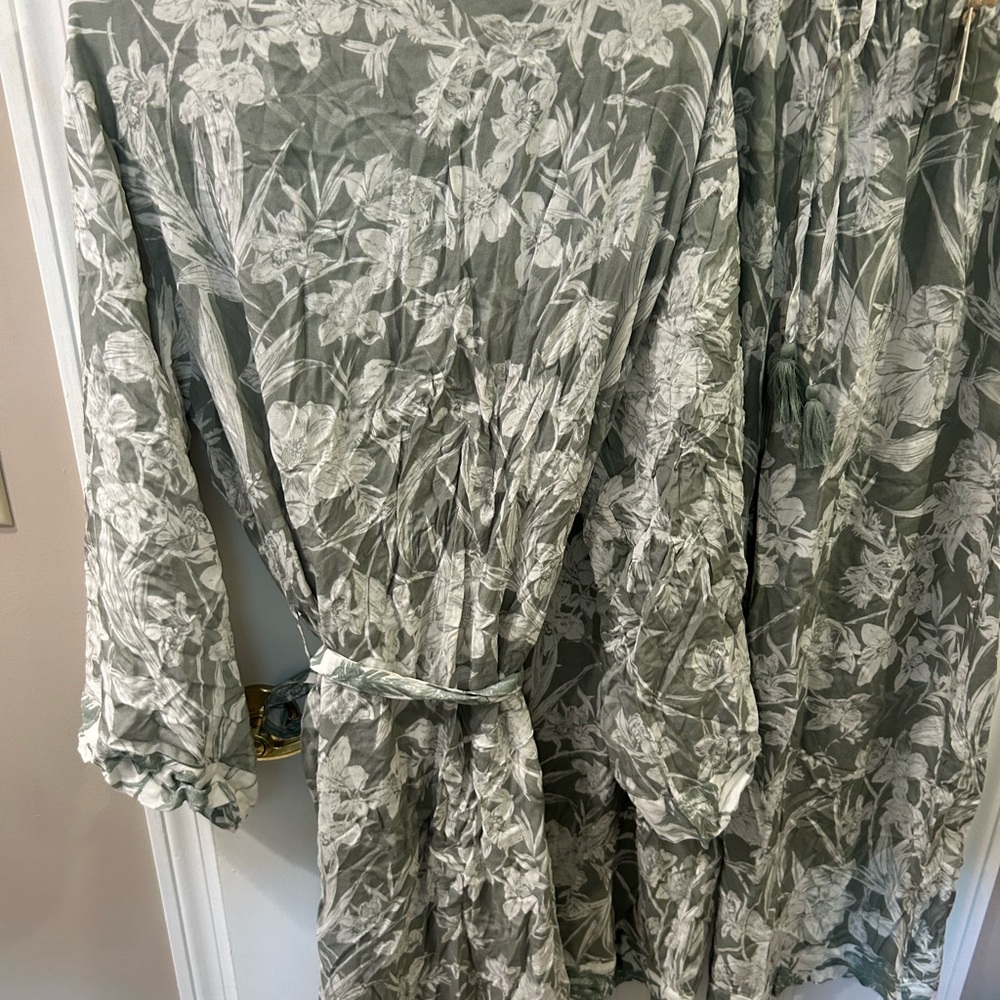 World Market pajama bundle set sage green floral  w robe and pants size L/Small - Picture 5 of 12